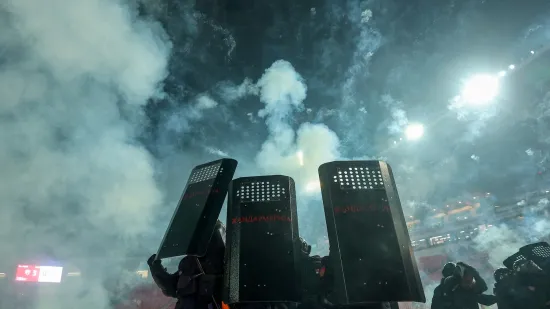 Ludi derbi na Marakani: Transparenti o Tuđmanu, pjevanje Novih fosila i gađanje igrača pirotehnikom