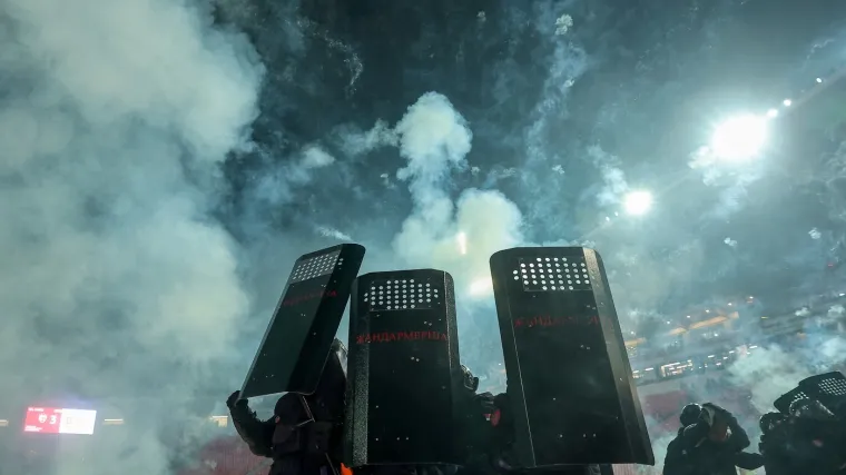 Ludi derbi na Marakani: Transparenti o Tuđmanu, pjevanje Novih fosila i gađanje igrača pirotehnikom