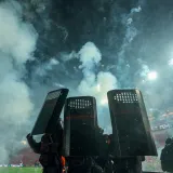 Ludi derbi na Marakani: Transparenti o Tuđmanu, pjevanje Novih fosila i gađanje igrača pirotehnikom