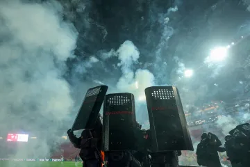 Ludi derbi na Marakani: Transparenti o Tuđmanu, pjevanje Novih fosila i gađanje igrača pirotehnikom