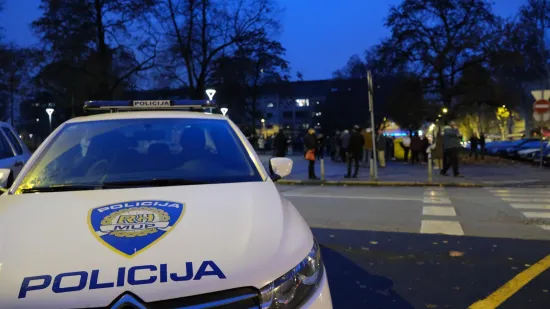 Ukrali Polo, bacali limenke pa zavr&scaron;ili u jarku: Maloljetnik poku&scaron;ao ubiti policajce