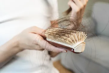 Liječnica mislila da gubi kosu zbog stresa: 'Rad sa ženama potaknuo me da provjerim svoju krv'