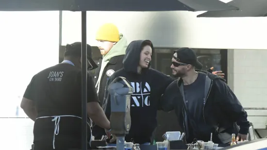 Nova ljubav? Transrodnu kći Angeline i Brada kamere uhvatile u dru&scaron;tvu misterioznog frajera