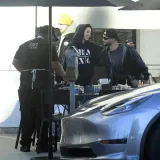 Nova ljubav? Transrodnu kći Angeline i Brada kamere uhvatile u dru&scaron;tvu misterioznog frajera