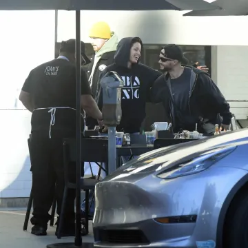 Nova ljubav? Transrodnu kći Angeline i Brada kamere uhvatile u dru&scaron;tvu misterioznog frajera