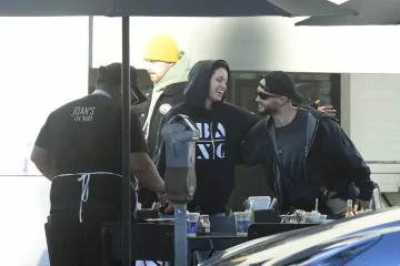 Nova ljubav? Transrodnu kći Angeline i Brada kamere uhvatile u dru&scaron;tvu misterioznog frajera