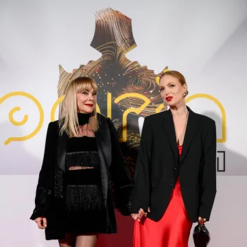 Predsjednik Milanović popularne glumice iznenadio velikim buketima cvijeća