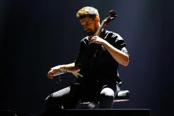 Nema odmora! Stjepan Hauser objavio snimku kako svira violončelo dok biciklira na moru