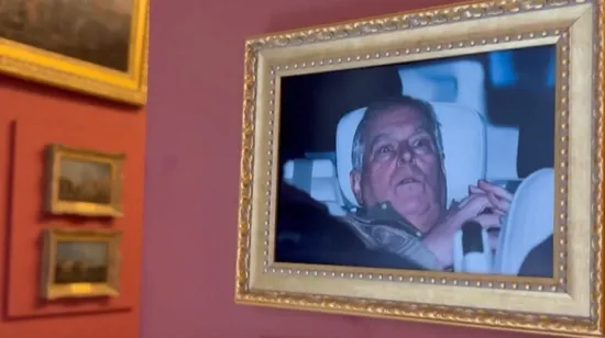 Kraljevski portret pored Mona Lise u Louvreu, ali oči ex princa nisu zagonetne, iz njih vri&scaron;ti &scaron;ok i krivnja