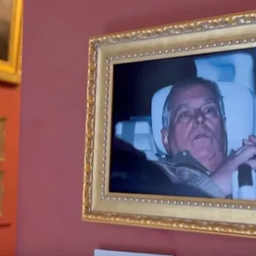 Kraljevski portret pored Mona Lise u Louvreu, ali oči ex princa nisu zagonetne, iz njih vri&scaron;ti &scaron;ok i krivnja