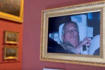 Kraljevski portret pored Mona Lise u Louvreu, ali oči ex princa nisu zagonetne, iz njih vri&scaron;ti &scaron;ok i krivnja