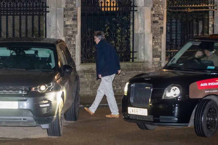 Osramoćeni Epsteinov prijatelj snimljen kako se vraća kući nakon uhićenja: Ovako je donedavno govorio