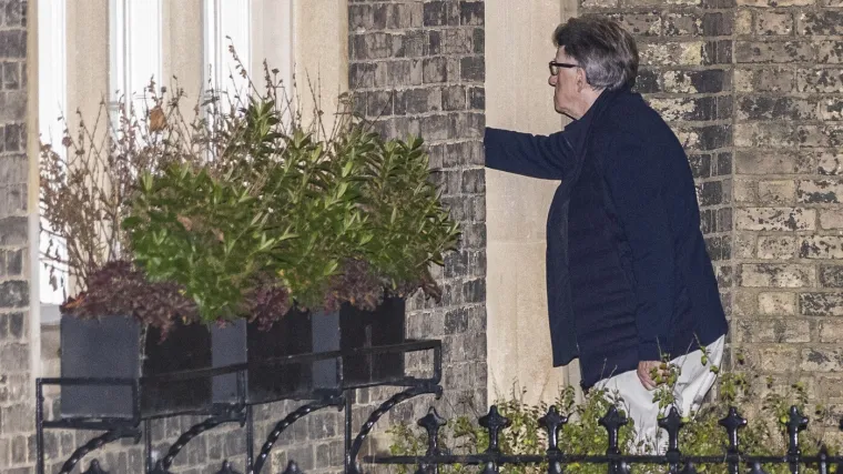 Osramoćeni Epsteinov prijatelj snimljen kako se vraća kući nakon uhićenja: Ovako je donedavno govorio