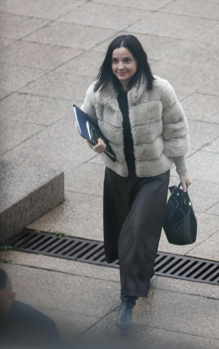 &Scaron;minka se u autu, kosu pegla kod kuće: Ovakvu ministricu Vučković rijetko imate priliku vidjeti