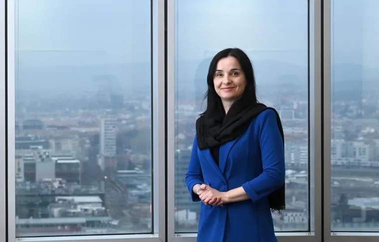 &Scaron;minka se u autu, kosu pegla kod kuće: Ovakvu ministricu Vučković rijetko imate priliku vidjeti