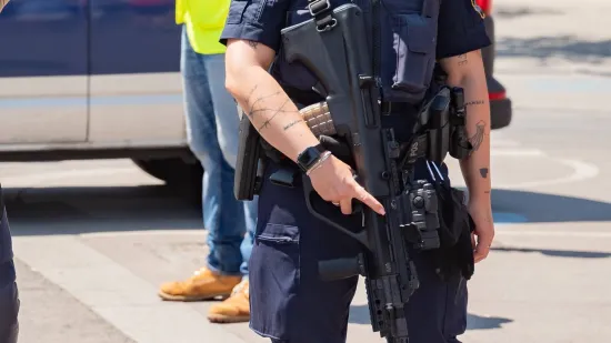 Mrtva žena s ranama pronađena na groblju: Osumnjičena je tinejdžerica (14)