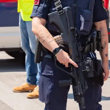 Mrtva žena s ranama pronađena na groblju: Osumnjičena je tinejdžerica (14)