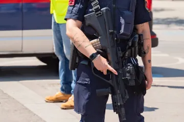 Mrtva žena s ranama pronađena na groblju: Osumnjičena je tinejdžerica (14)