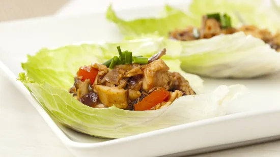 Piletina na posteljici od hrskave salate: Brz i zdrav ručak gotov za 20 minuta