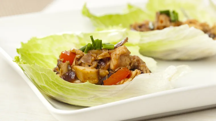 Piletina na posteljici od hrskave salate: Brz i zdrav ručak gotov za 20 minuta