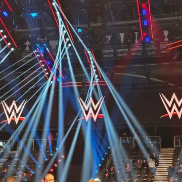 Ludilo u SAD-u: Američki hrvač nogom opalio gledateljicu po licu