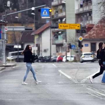 Siva svakodnevica? Ne za nju! Kovrčava crnka u uskim trapericama oživjela ulice Slunja