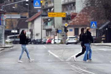 Siva svakodnevica? Ne za nju! Kovrčava crnka u uskim trapericama oživjela ulice Slunja