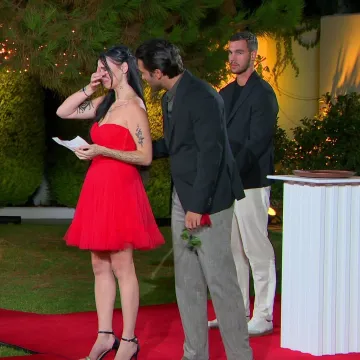 &Scaron;ok na ceremoniji! Maria odbila ružu: 'Odričem se svoje ruže'