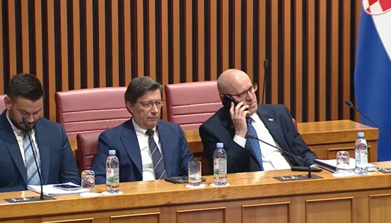 Nesvakida&scaron;nje scene u Saboru, kamere sve snimile: 'Najiskrenije se ispričavam'