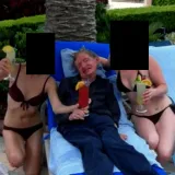 Procurila &scaron;okantna fotka Stephena Hawkinga iz Epsteinovih dosjea: kokteli, bikiniji i nova pitanja