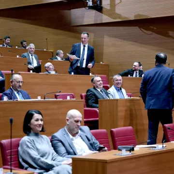 Nesvakida&scaron;nje scene u Saboru, kamere sve snimile: 'Najiskrenije se ispričavam'