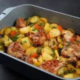 Recept za piletinu s povrćem iz jedne posude: Idealan za sve koji nemaju puno vremena