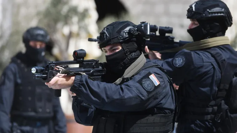 Opasni tip iz Srbije uhićen u Osijeku, objavljeno &scaron;to je radio: 'Klekni i ne gledaj me!'