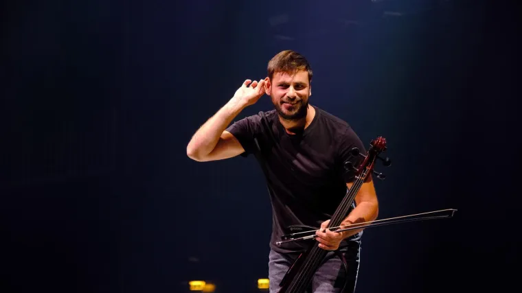 Jeste li ikad čuli da netko vozi bicikl po moru i svira? Evo kako to radi Stjepan Hauser