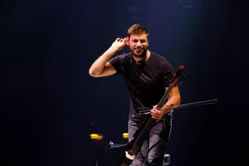 Jeste li ikad čuli da netko vozi bicikl po moru i svira? Evo kako to radi Stjepan Hauser