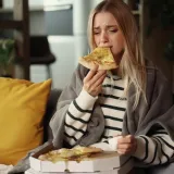 Jedete li kad ste tužni ili uznemireni? To može dovesti do ozbiljnog problema, usvojite ove navike