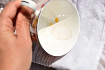 Uklonite mrlje od čaja sa &scaron;alica u 10 minuta: 'Sigurnije je od izbjeljivača'