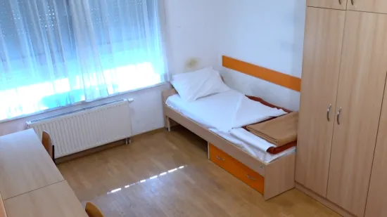 Biste li živjeli u 18 kvadrata državnog stana? Bačić pod 'paljbom' u Saboru: 'Udri, ziđaj iz uvoza'