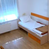 Biste li živjeli u 18 kvadrata državnog stana? Bačić pod 'paljbom' u Saboru: 'Udri, ziđaj iz uvoza'