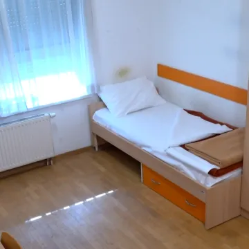 Biste li živjeli u 18 kvadrata državnog stana? Bačić pod 'paljbom' u Saboru: 'Udri, ziđaj iz uvoza'