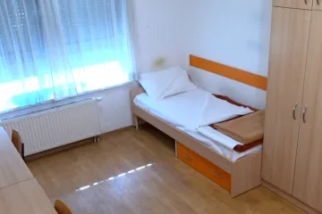 Biste li živjeli u 18 kvadrata državnog stana? Bačić pod 'paljbom' u Saboru: 'Udri, ziđaj iz uvoza'