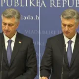 Je li ovo primjereno? Dok ga ispituju o saborskim žetonima, Plenković 'prčka' po mobitelu. I to traje i traje...
