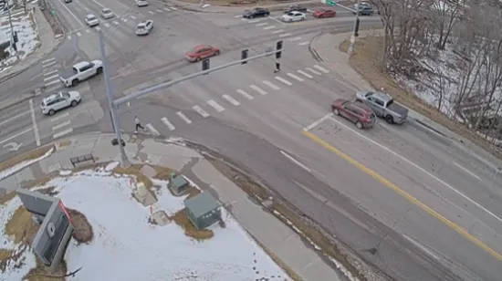 Čekali su zeleno, a onda ih je progutala cesta... Pogledajte suludu scenu na semaforu!