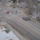 Čekali su zeleno, a onda ih je progutala cesta... Pogledajte suludu scenu na semaforu!