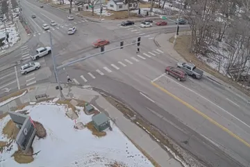 Čekali su zeleno, a onda ih je progutala cesta... Pogledajte suludu scenu na semaforu!