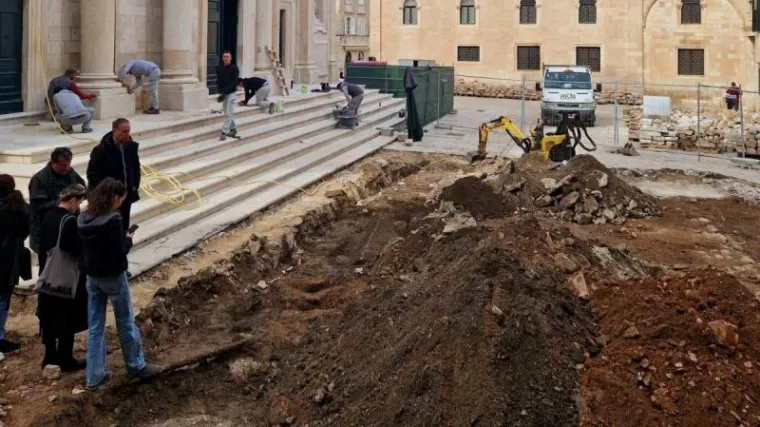 Čudo u Dubrovniku! Sanirali pločnik ispred katedrale, a onda je iz zemlje provirio poklopac