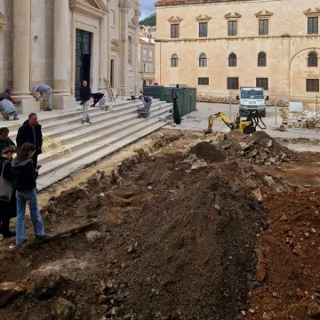 Čudo u Dubrovniku! Sanirali pločnik ispred katedrale, a onda je iz zemlje provirio poklopac