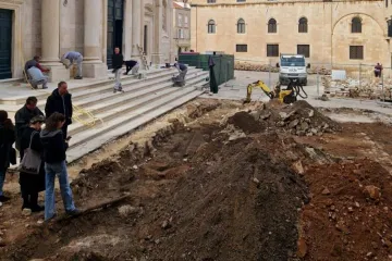 Čudo u Dubrovniku! Sanirali pločnik ispred katedrale, a onda je iz zemlje provirio poklopac