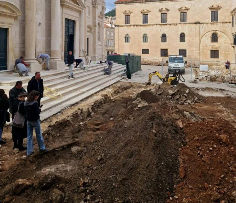 Čudo u Dubrovniku! Sanirali pločnik ispred katedrale, a onda je iz zemlje provirio poklopac