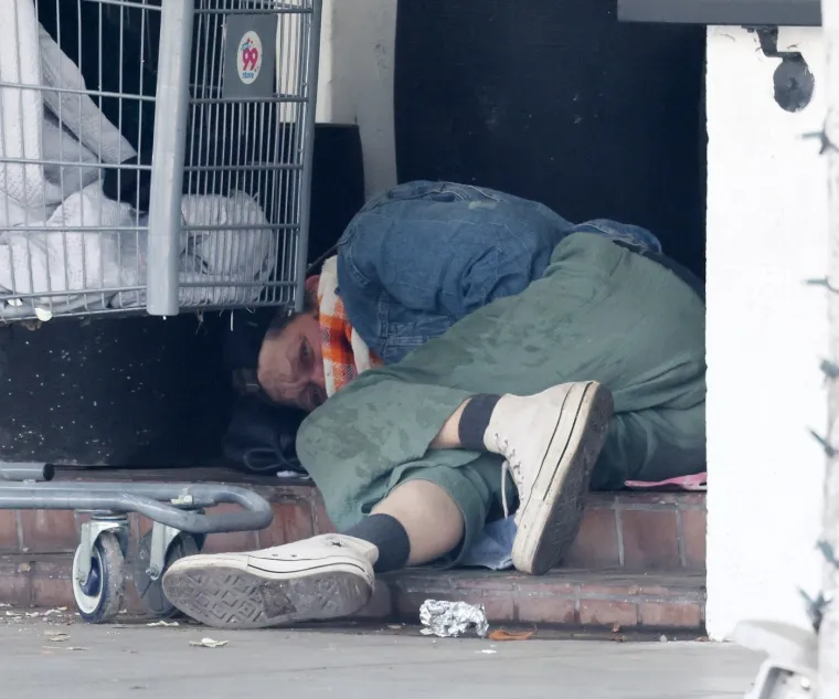 Uznemirujuće fotografije nekada&scaron;nje slavne ljepotice: Preživljava na ulici i leži u bolovima...